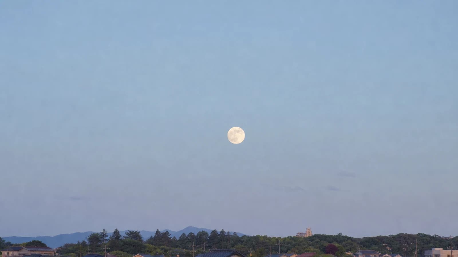 初夏の宵、青みの残る空にのぼった満月