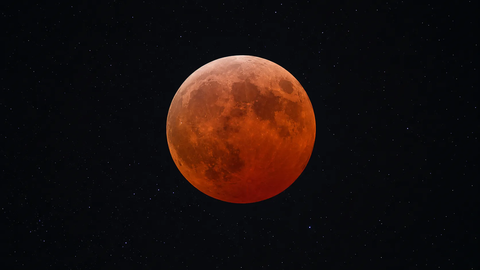 皆既月食で赤銅色(ブラッドムーン)に染まった満月が夜空に浮かぶ
