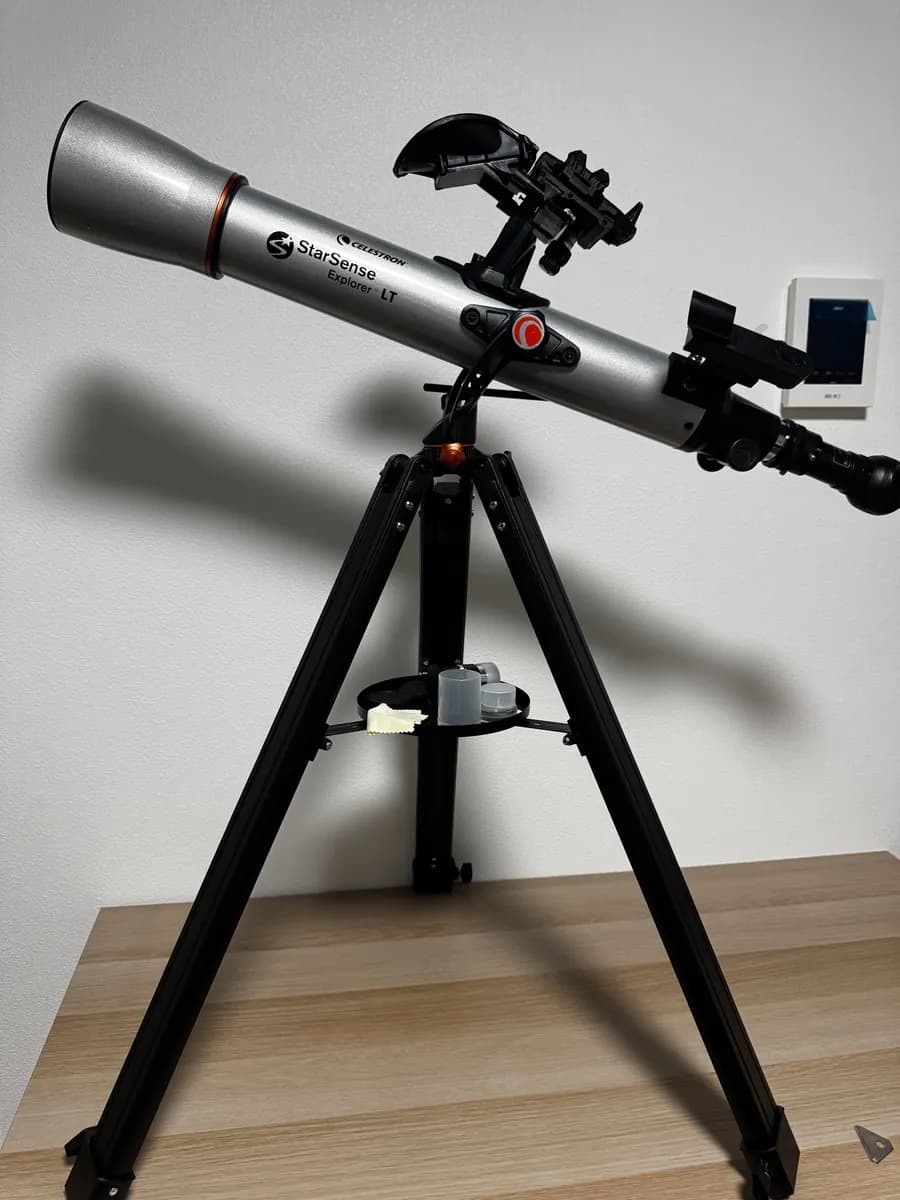 室内で組み立てを終えたStarSense Explorer LT 70AZ。鏡筒の上にスマホドック、三脚の中段にアクセサリートレイが付いている