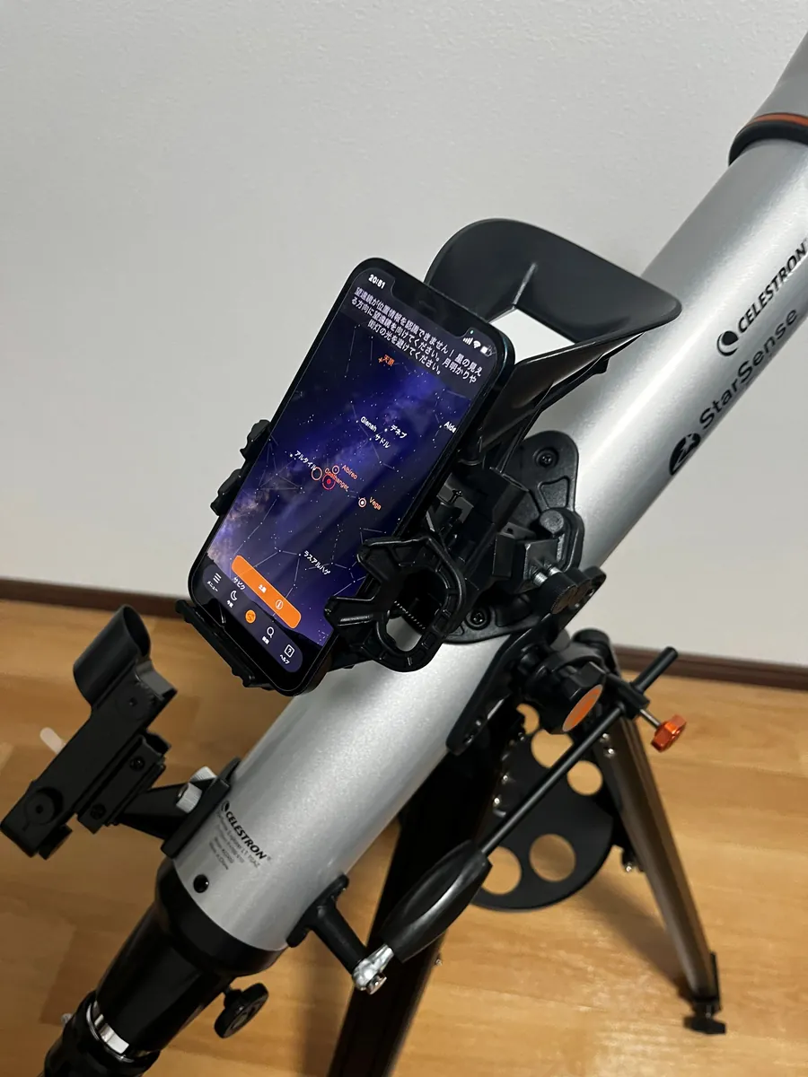 鏡筒の上のスマホドックにスマホをセットし、StarSense Explorerアプリの星図が表示されている