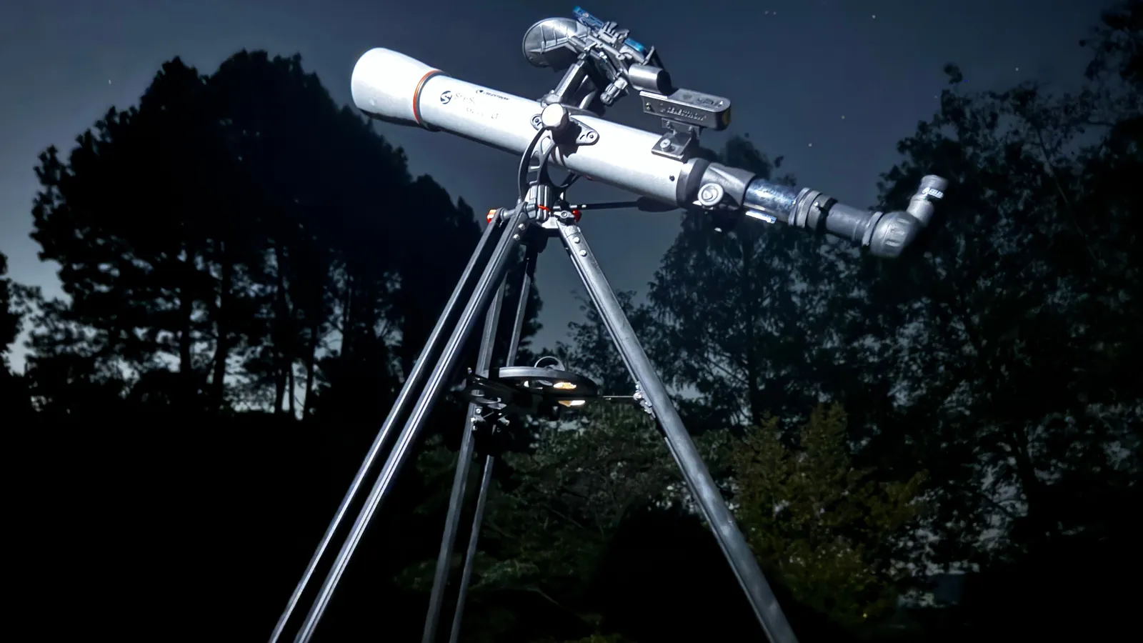 夜の森林公園で、星空の下に設置したStarSense Explorer LT 70AZ。鏡筒の上にスマホ用のドックが付いている