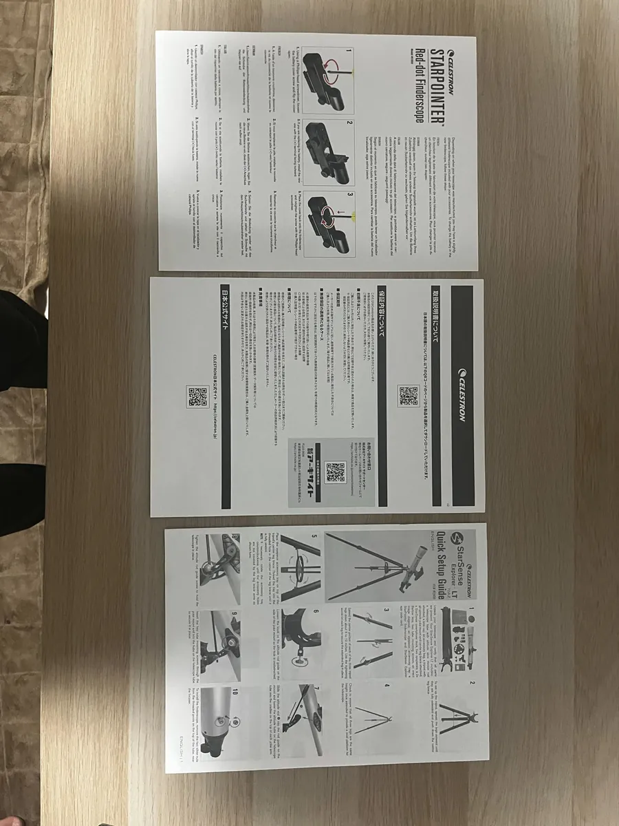 箱に入っていた説明書類を机に並べたところ。図入りで組み立て方が説明されている