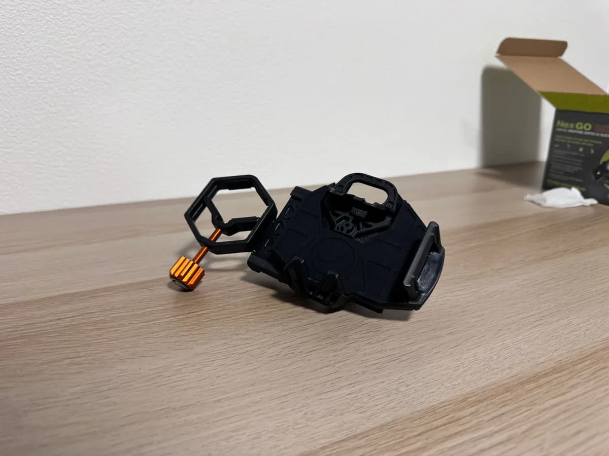 箱から出したNexGOのアダプター本体。接眼レンズをはさむ六角形の部分とオレンジ色の固定ノブが見える