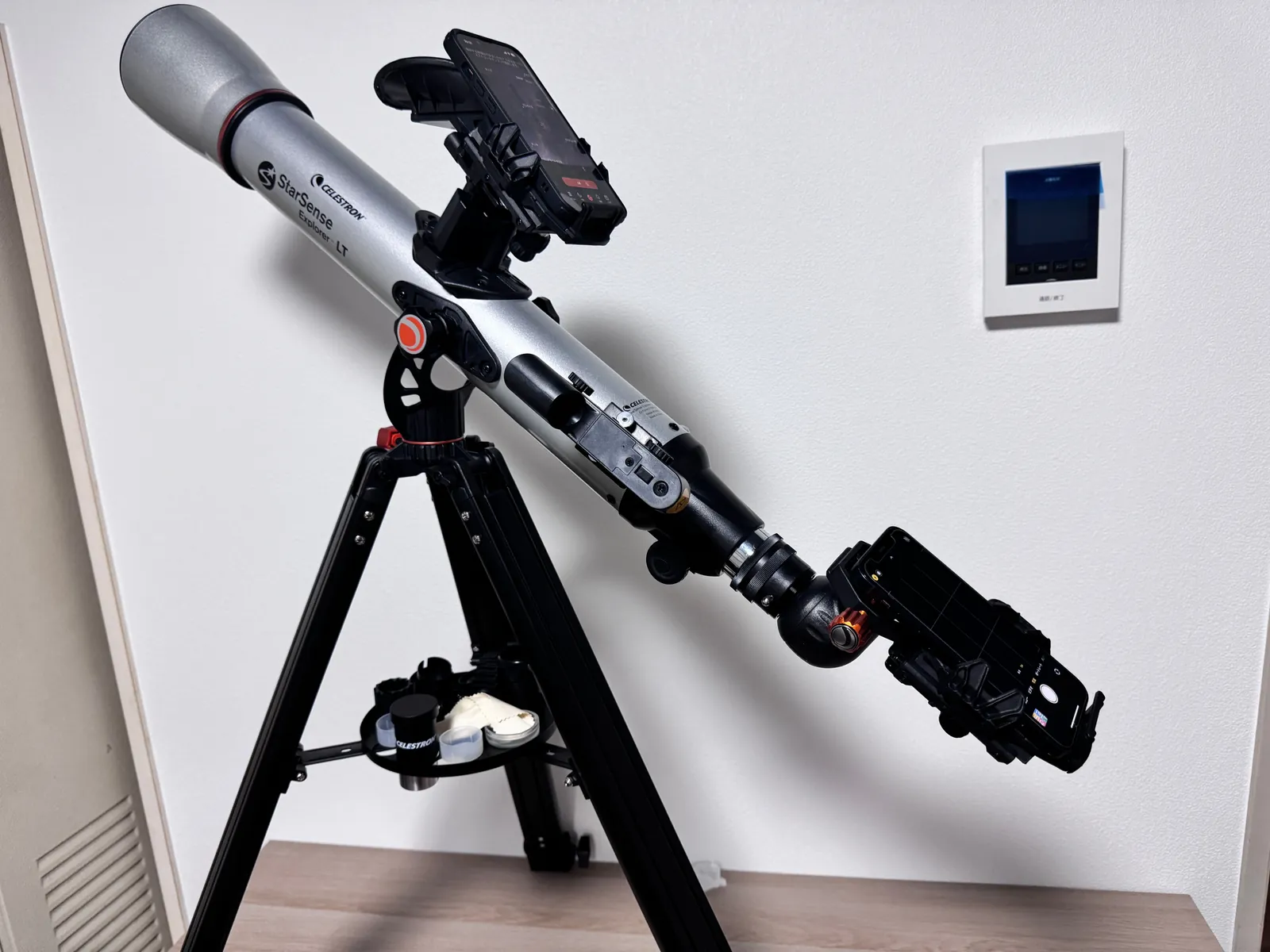 StarSense Explorer LT 70AZの接眼レンズにNexGOを取り付け、スマホをセットしたところ。鏡筒の上にはStarSenseのスマホドックも付いている