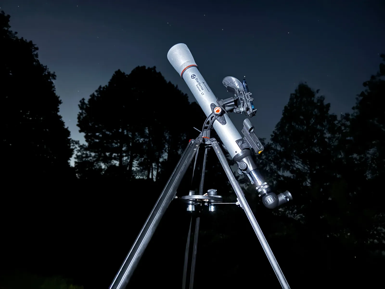 夜の森林公園で、星が出はじめた空に向けて設置したStarSense Explorer LT 70AZ
