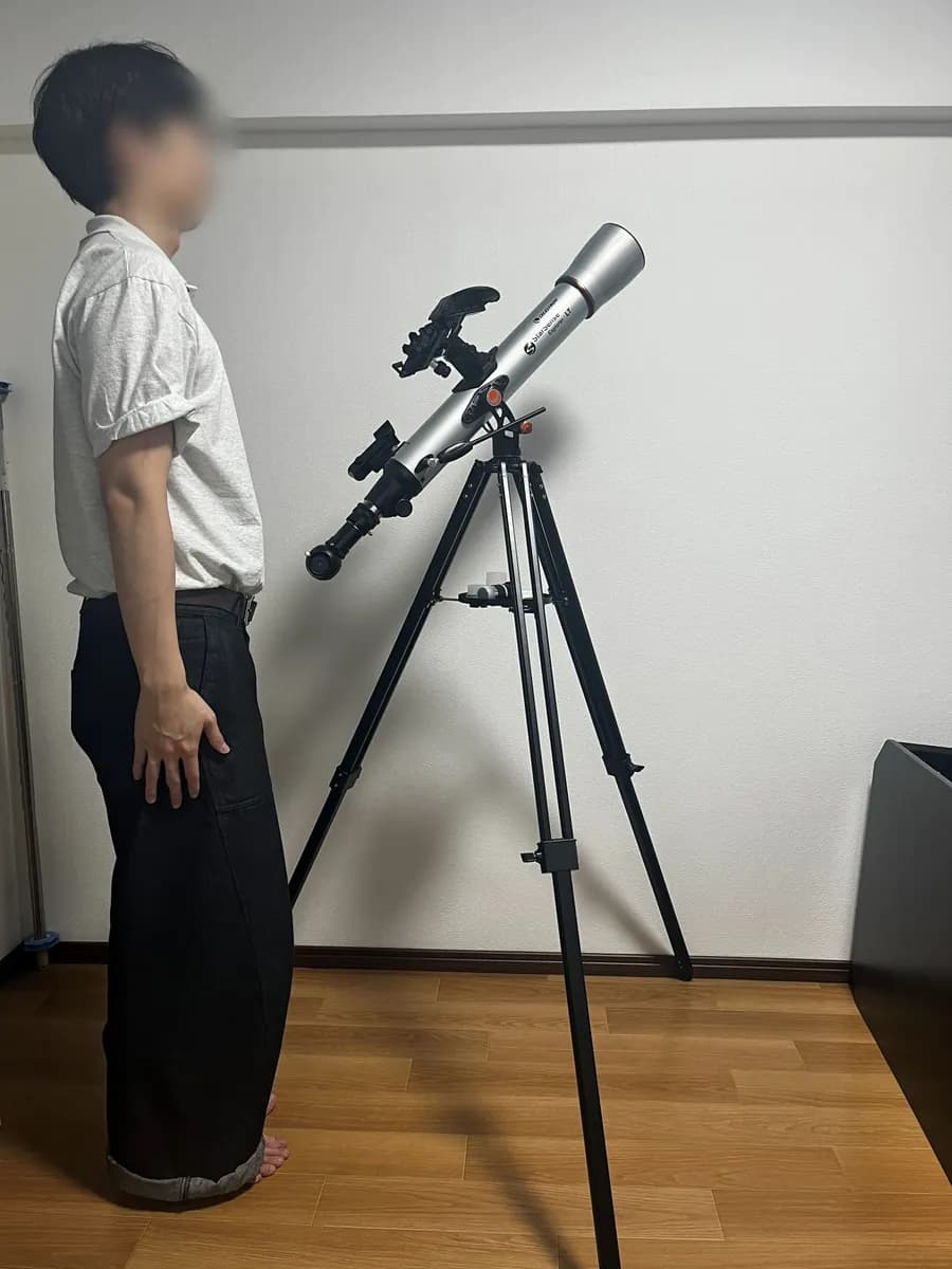 組み立てたStarSense Explorer LT 70AZの横に、編集部メンバーが立って大きさを比べている(顔はぼかしています)
