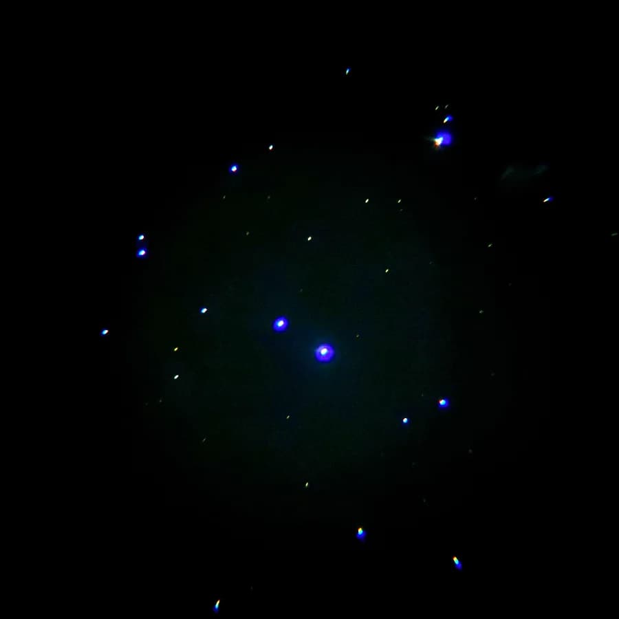 接眼レンズ越しにスマホで撮影した、すばる(プレアデス星団)の青白い星の集まり