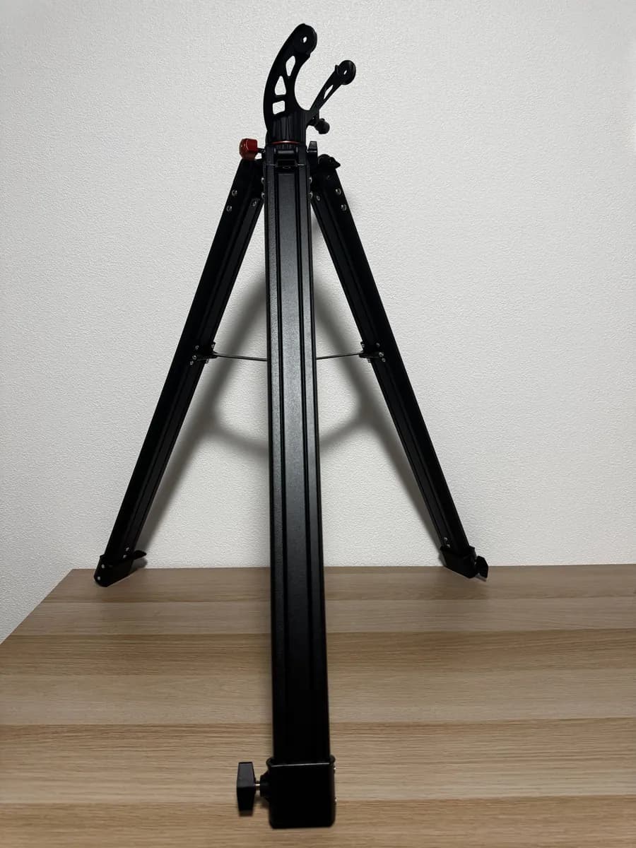 脚を広げて立てた、StarSense Explorer LT 70AZの三脚