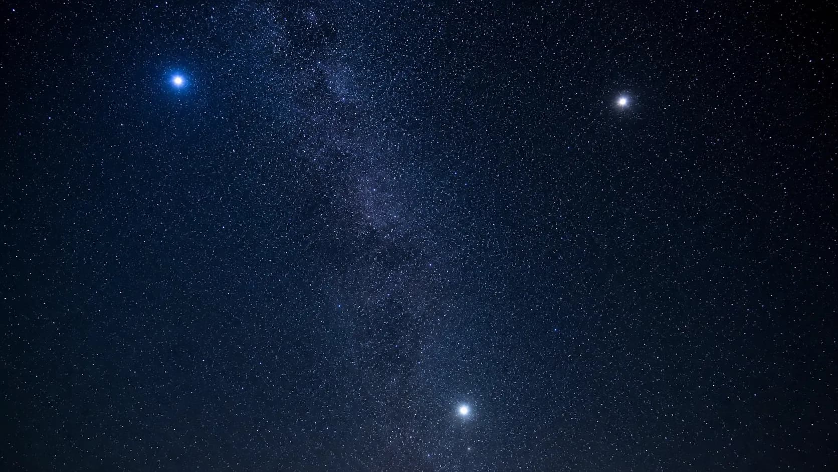 夏の天頂近くで明るく輝く3つの星と、その間を淡く流れる天の川