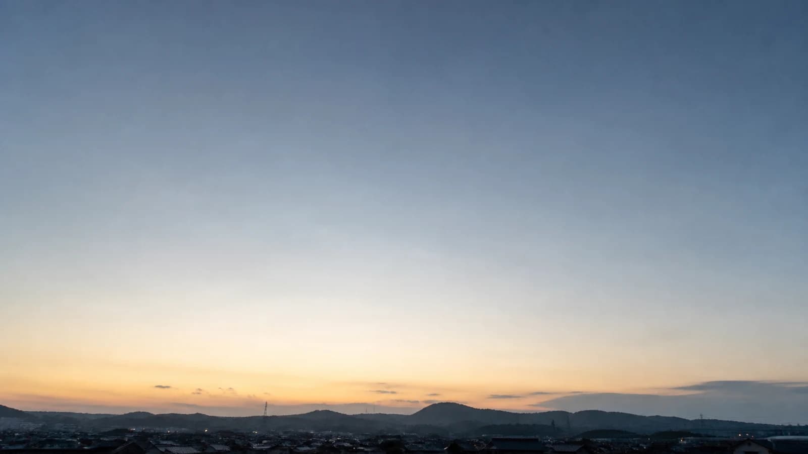 夜明け前、東の低い空が白みはじめた空