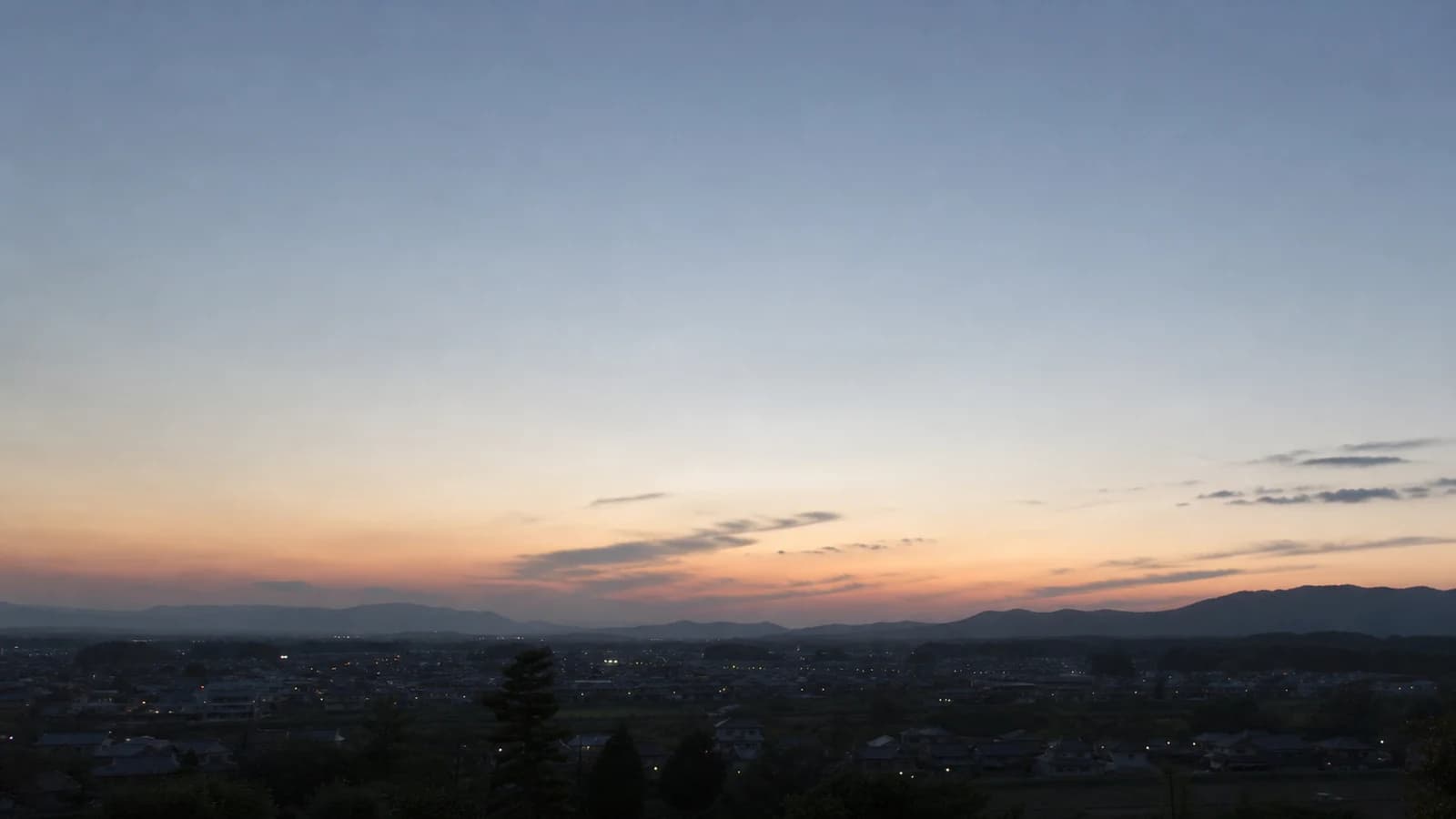 日の入り後、西の低い空に残る夕焼けのグラデーション