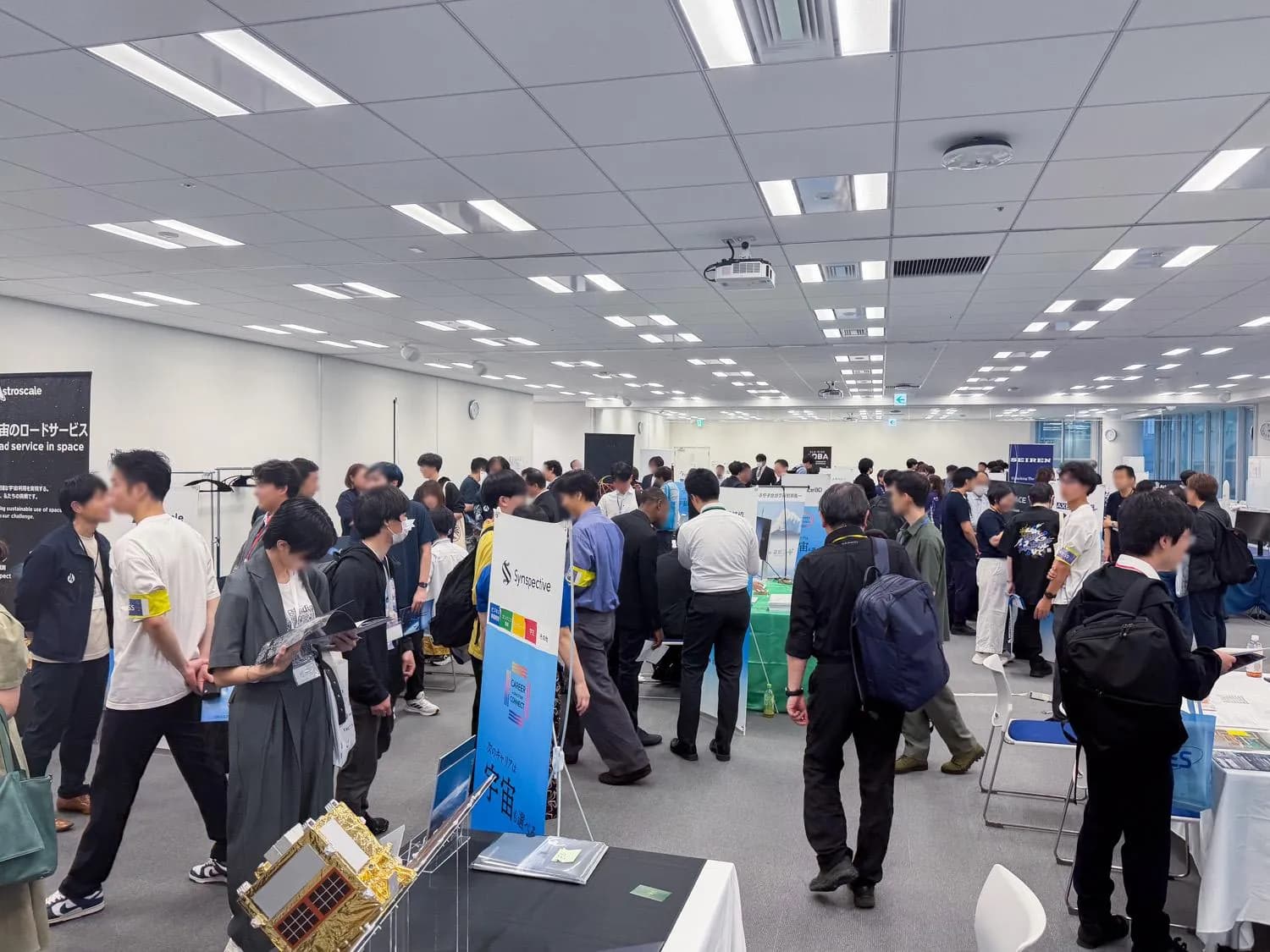 SPACETIDE Career Connect 2026の会場に宇宙関連企業のブースが並び、多くの参加者が行き交っている様子