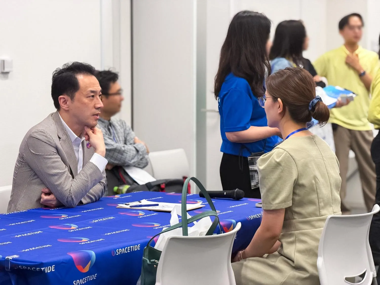 SPACETIDE Career Connect 2026の会場で、SPACETIDE代表理事兼CEOの石田真康氏とテーブルを挟んで話す参加者